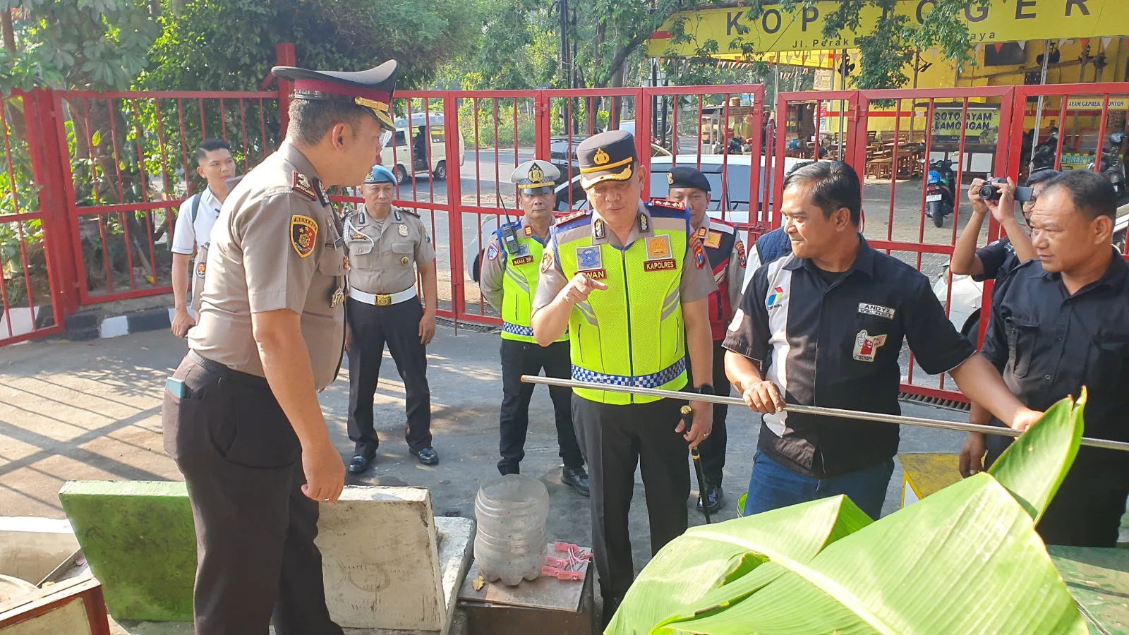 Antisipasi Panic Buying, Kapolres Tanjung Perak Turun Langsung Cek SPBU Alun-Alun Priok