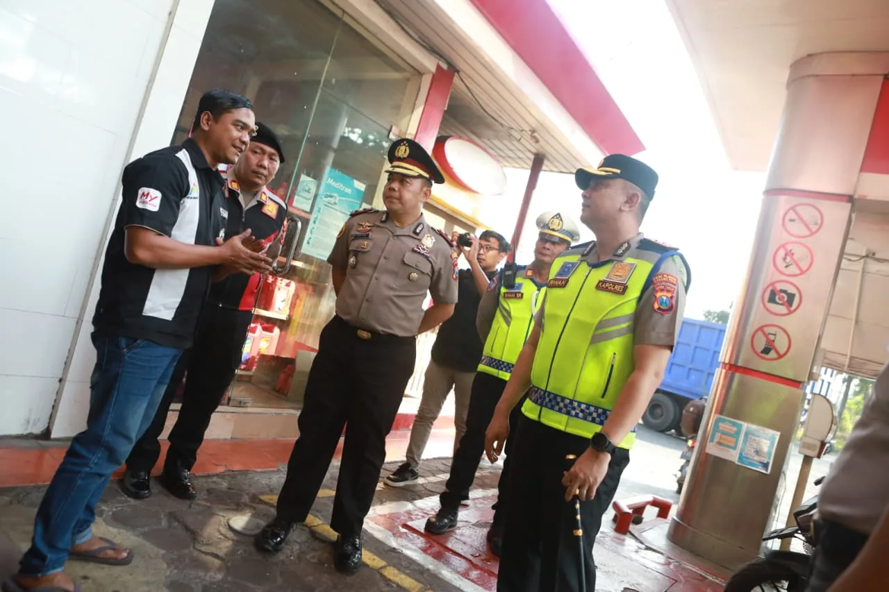 Kapolres Pelabuhan Tanjung Perak Pantau SPBU, Pastikan Stok BBM Aman