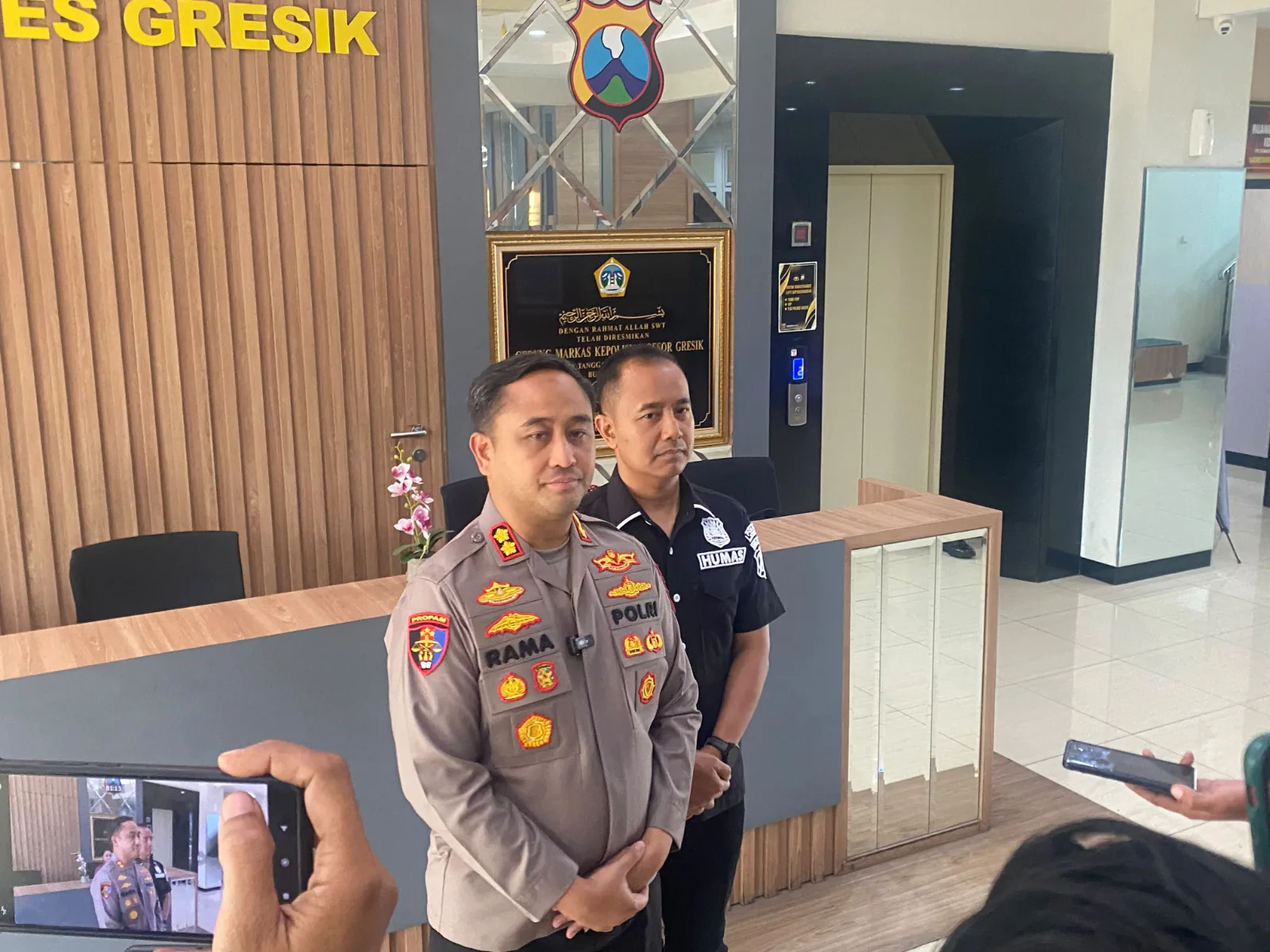 Kapolres Gresik Turun Tangan Respons Isak Tangis Warga Korban Pemerasan DC Pinjol