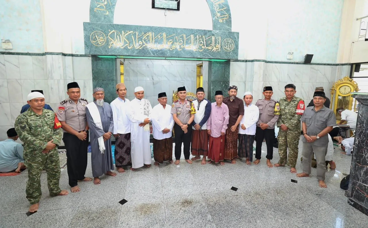 Sinergi Kamtibmas, Kapolda Jatim Implementasikan Program 'Polisi Bersama Masyarakat' lewat Jumat Keliling