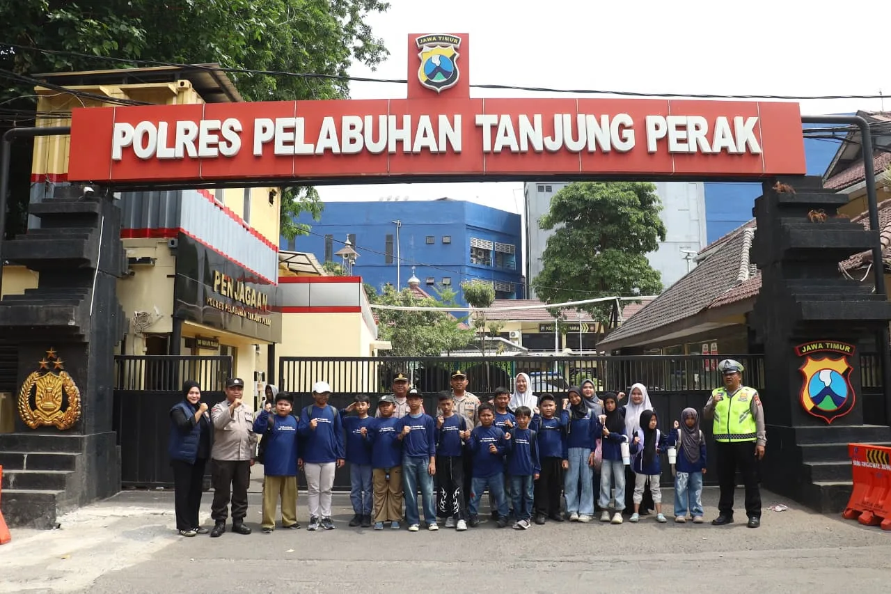 Polres Tanjung Perak Tanamkan Disiplin dan Tertib Lalu Lintas kepada Siswa SD