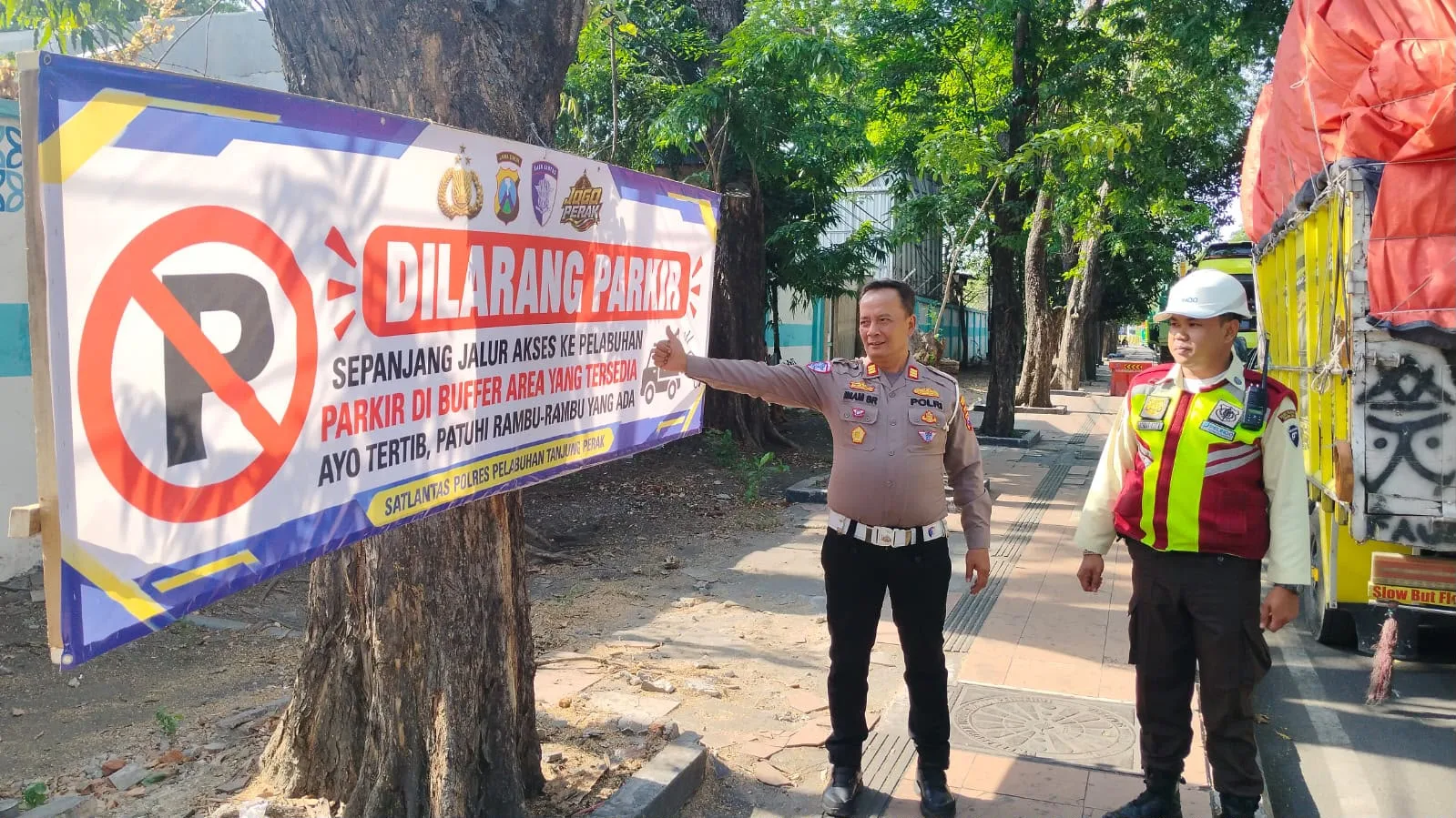 Tekan Parkir Liar, Satlantas Polres Pelabuhan Tanjung Perak Pasang Banner Larangan Parkir di Jalan Perak Barat