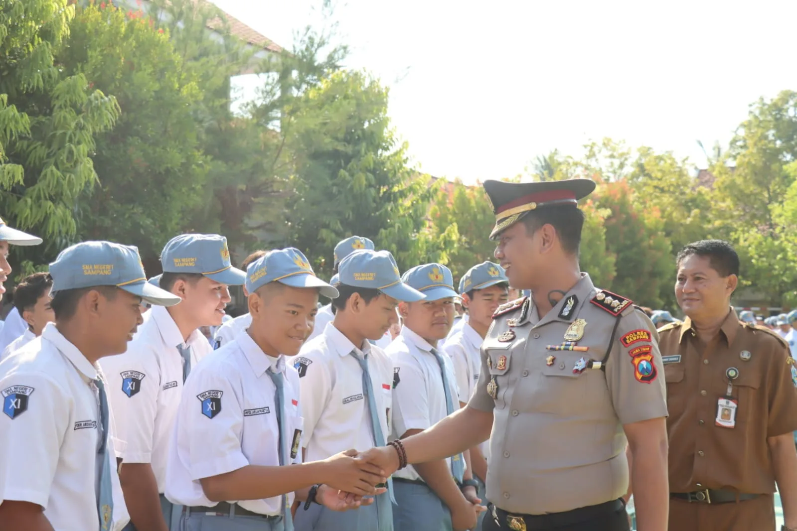 Pimpin Apel di SMAN 1 Sampang, Kapolres AKBP Anang Hardiyanto Sosialisasi Anti-Bullying dan Judi Online