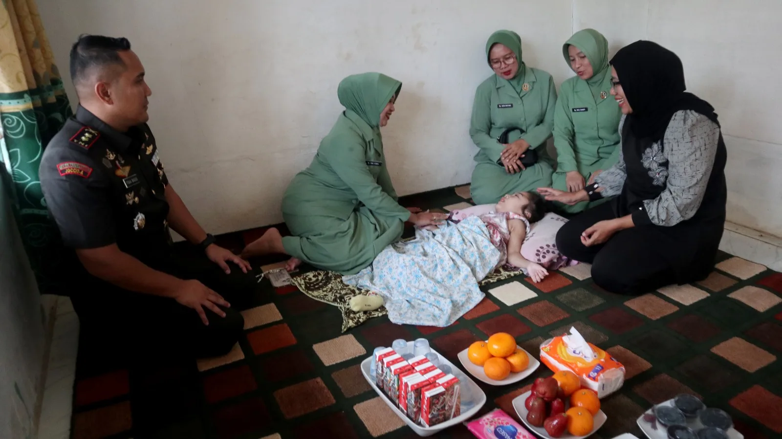 Wujud Pengabdian di HUT Ke-81 TNI, Dandim 0104/Atim dan Persit Berbagi Bentuk Kepedulian Terhadap Sesama
