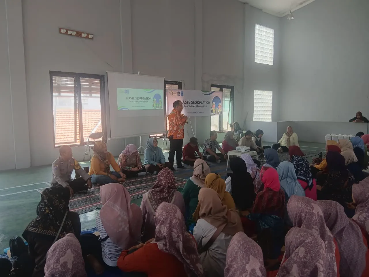 Babinsa Bulak Banteng Dampingi Penilaian Lomba Bak Sampah Kampung Pancasila