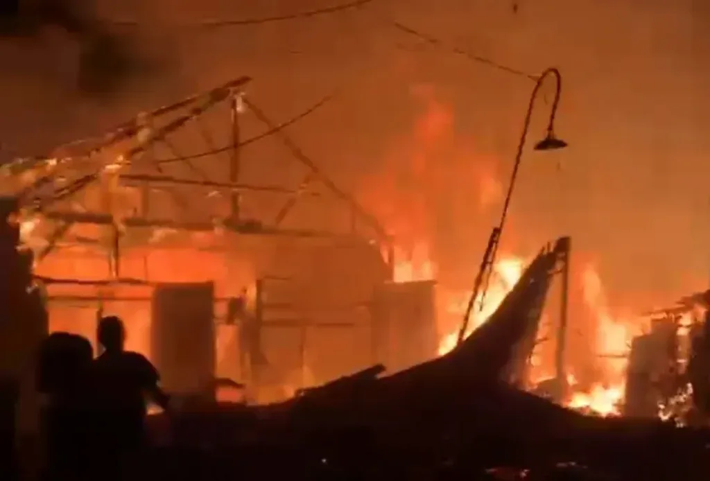 Si Jago Merah Mengamuk di Gresik: Gudang Serbuk Kayu, Dua Rumah Warga, dan Truk Hangus Terbakar!