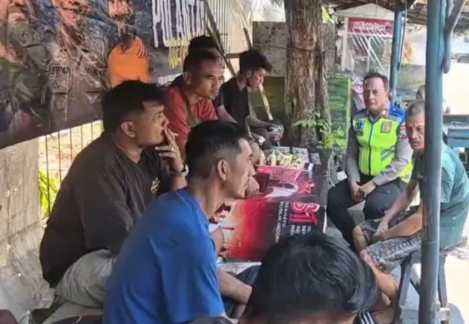 Sosialisasi Tertib Lalu Lintas, Satlantas Polres Pelabuhan Tanjung Perak Imbau Sopir Truk Manfaatkan Buffer Area