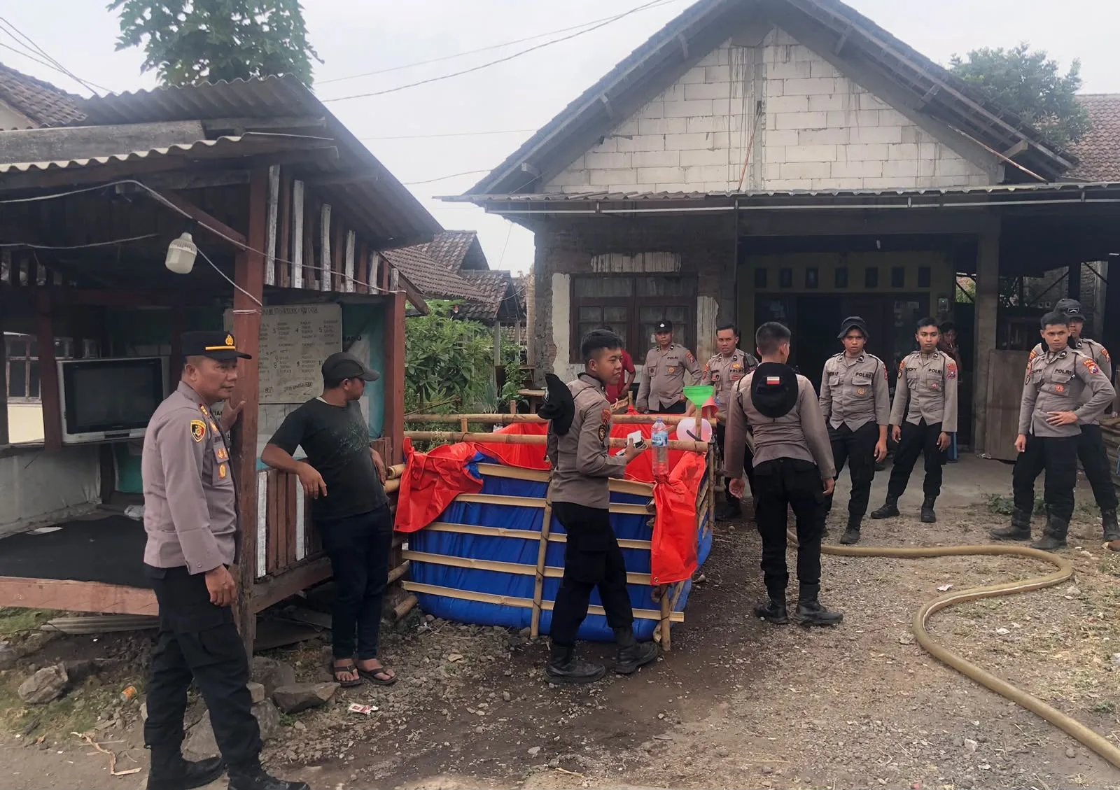 Semangat 'Polisi Bersama Masyarakat: Polda Jatim Dirikan Posko Karhutla dan Distribusikan Air Bersih di Pasuruan