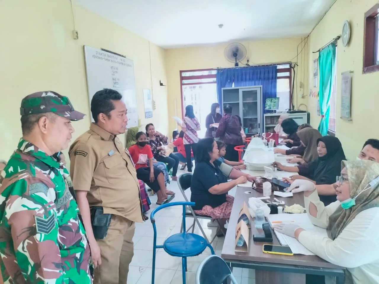 Dari Balita hingga Lansia, Babinsa Bubutan Dampingi Pemeriksaan Kesehatan Warga