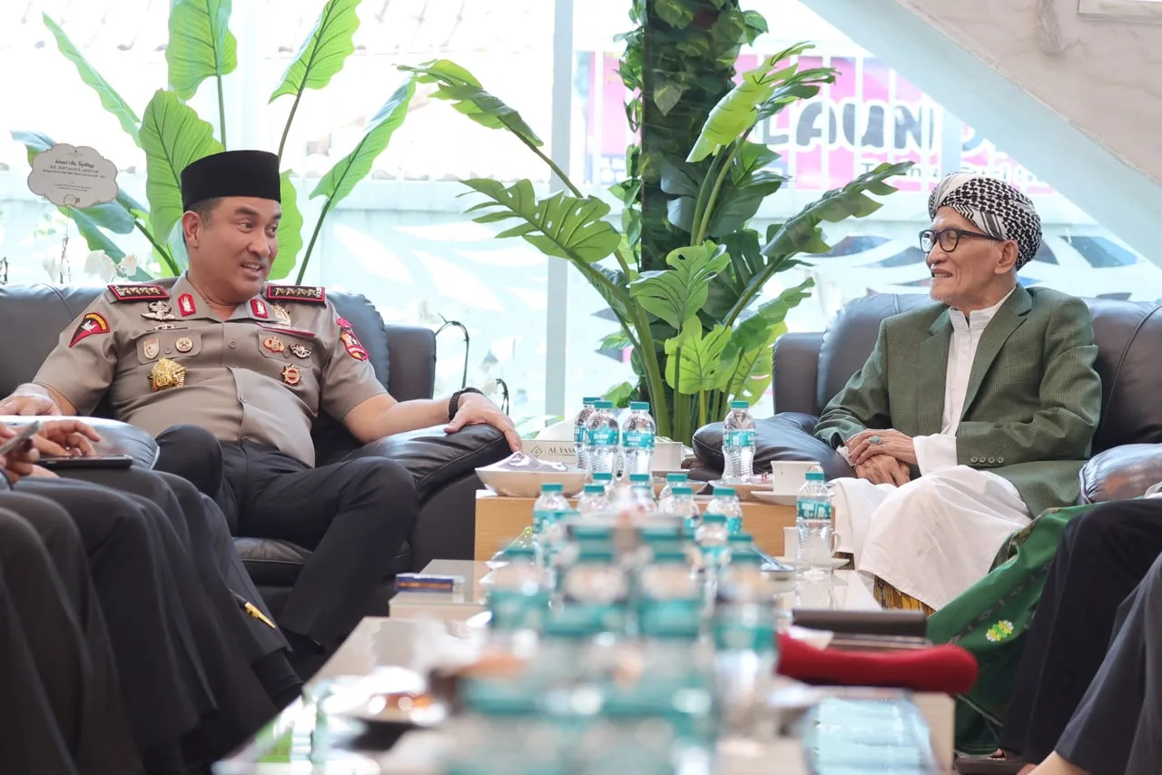 Perkuat Sinergi dengan Ulama, Kapolri Silaturahmi dengan Rais Aam PBNU di Surabaya