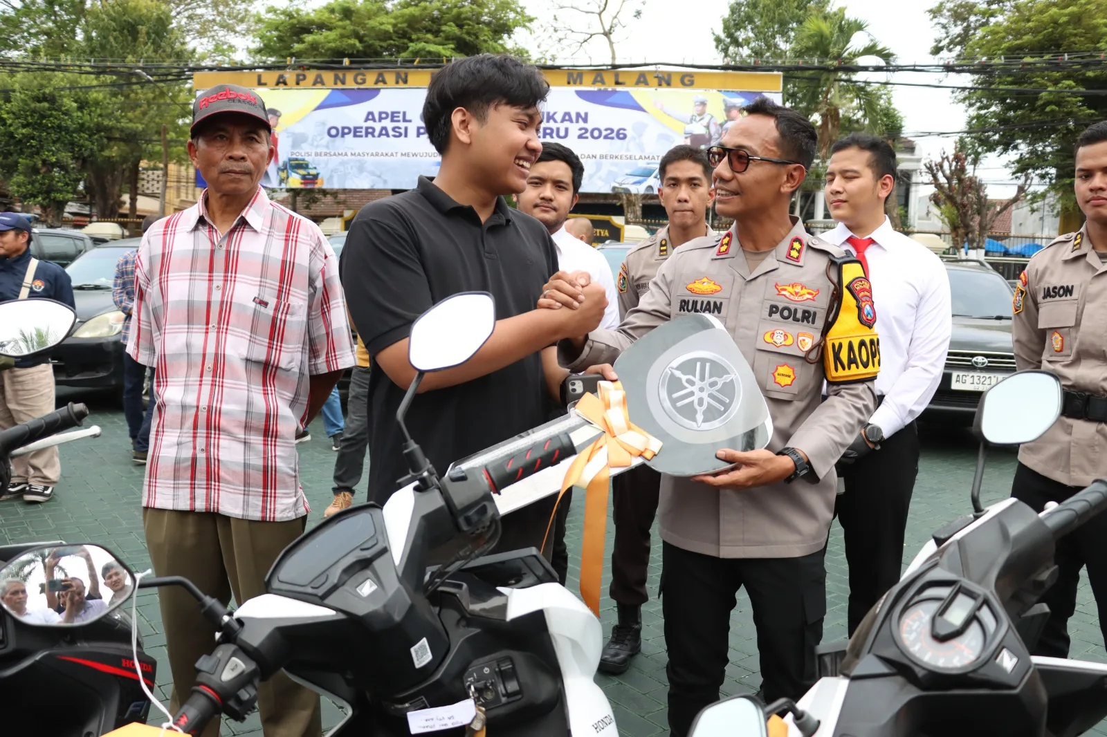 Senyum Sumringah Korban Curanmor, Polres Malang Kembalikan Motor Hasil Operasi Sikat Semeru