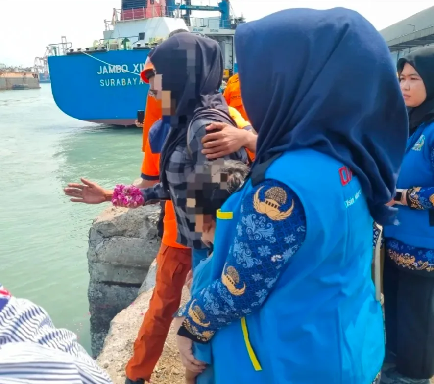 Menanti Kabar di Tanjung Perak, Trauma Keluarga Korban Virgo Transport 8 dan Balutan Psikologis Unair